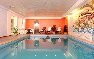 Landhotel Kallbach: Piscina